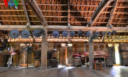 Hơn 10.000 lượt kh&aacute;ch đổ l&ecirc;n Sa Pa ngắm tuyết