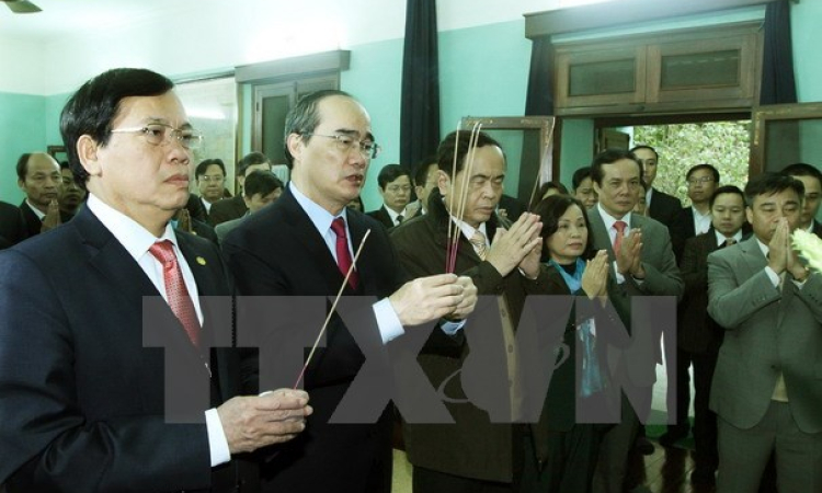 Chủ tịch Ủy ban Mặt trận Tổ quốc d&acirc;ng hương tại Phủ Chủ tịch