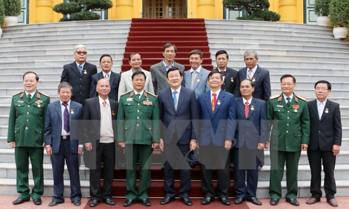 Chủ tịch nước gặp đo&agrave;n thiếu ni&ecirc;n dũng sỹ diệt Mỹ miền Nam