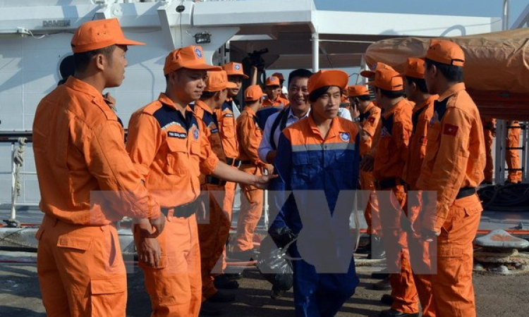 Kịp thời cứu 10 thuyền vi&ecirc;n bị nạn tr&ecirc;n biển B&agrave; Rịa-Vũng T&agrave;u