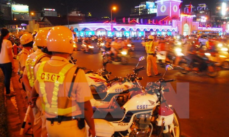 Cảnh s&aacute;t TP.HCM ra qu&acirc;n chốt chặn, tuần tra ph&ograve;ng chống tội phạm