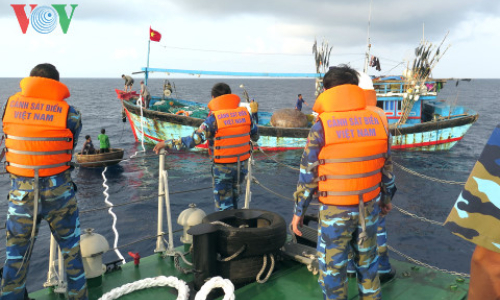 Cứu nạn th&agrave;nh c&ocirc;ng 2 t&agrave;u c&aacute; Quảng Ng&atilde;i v&agrave; 22 ngư d&acirc;n