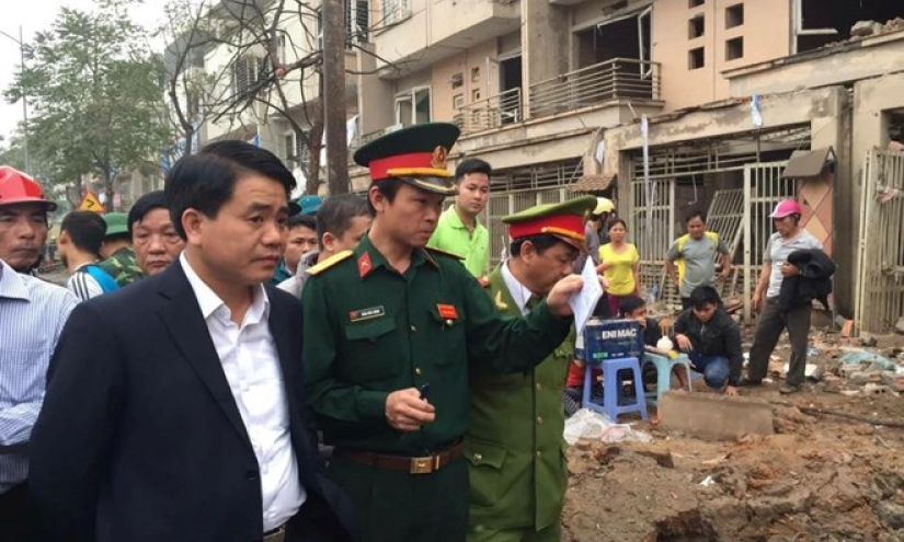 Chủ tịch H&agrave; Nội thị s&aacute;t hiện trường vụ nổ, c&ocirc;ng binh v&agrave;o cuộc