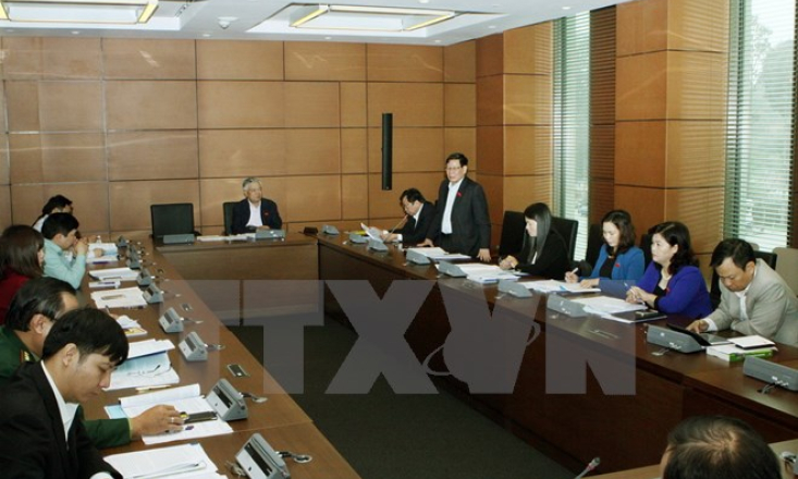 Đại biểu Quốc hội thảo luận tại tổ về b&aacute;o c&aacute;o c&ocirc;ng t&aacute;c nhiệm kỳ