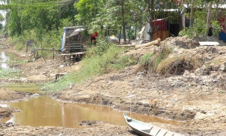 Giao th&ocirc;ng thủy t&ecirc; liệt, s&ocirc;ng rạch cạn trơ đ&aacute;y tại ĐBSCL