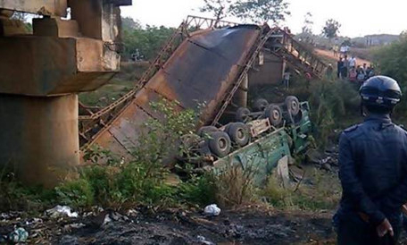 Xe chở qu&aacute; tải l&agrave;m sập cầu, 1 học sinh nguy kịch