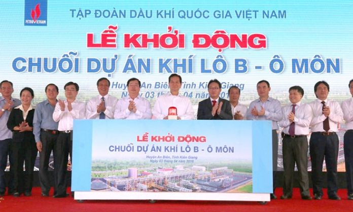 Thủ tướng Nguyễn Tấn Dũng bấm n&uacute;t khởi động chuỗi dự &aacute;n Kh&iacute; L&ocirc; B-&Ocirc; M&ocirc;n