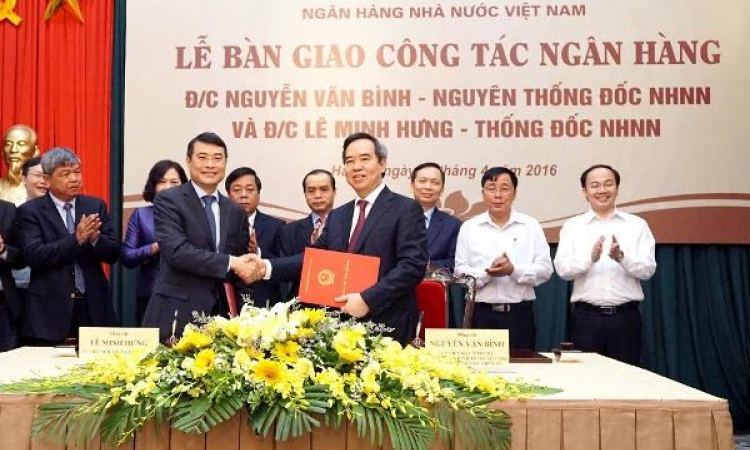 T&acirc;n Thống đốc Ng&acirc;n h&agrave;ng Nh&agrave; nước L&ecirc; Minh Hưng nhận b&agrave;n giao c&ocirc;ng t&aacute;c