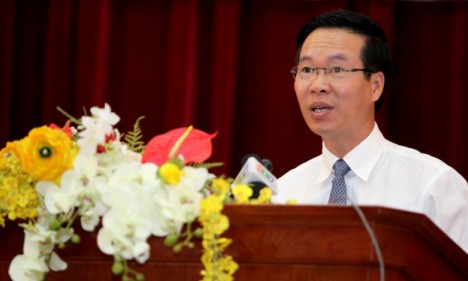 Nh&agrave; b&aacute;o đừng đứng tr&ecirc;n cuộc sống để ph&aacute;n x&eacute;t