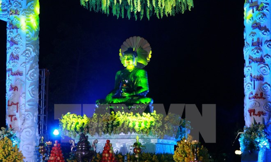 Chi&ecirc;m b&aacute;i tượng Phật Ngọc H&ograve;a b&igrave;nh thế giới tại Ch&ugrave;a B&aacute;i Đ&iacute;nh