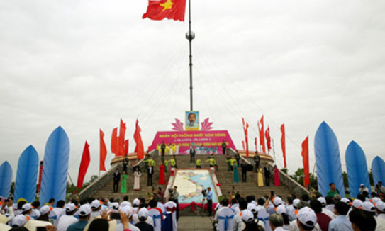 Ph&oacute; Thủ tướng Vương Đ&igrave;nh Huệ dự Lễ thượng cờ “Thống nhất non s&ocirc;ng”