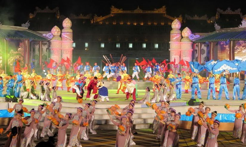 Festival Huế 2016 mở m&agrave;n với đ&ecirc;m khai mạc ho&agrave;nh tr&aacute;ng v&agrave; đặc sắc