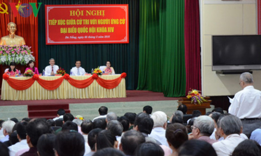 Ứng cử vi&ecirc;n đại biểu Quốc hội kh&oacute;a XIV tiếp x&uacute;c cử tri vận động bầu cử