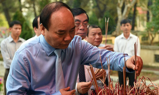 Thủ tướng d&acirc;ng hoa tưởng nhớ Chủ tịch Hồ Ch&iacute; Minh tại Nghệ An