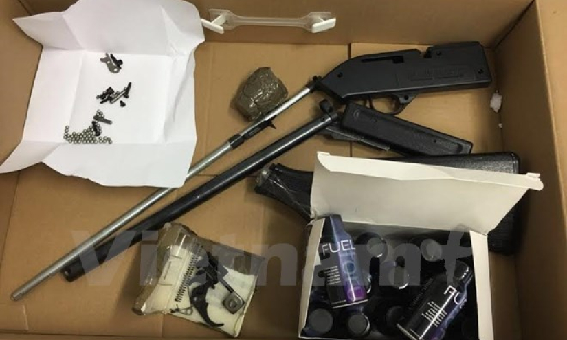 Ph&aacute;t hiện s&uacute;ng, đạn trong l&ocirc; quần &aacute;o nhập khẩu tại T&acirc;n Sơn Nhất