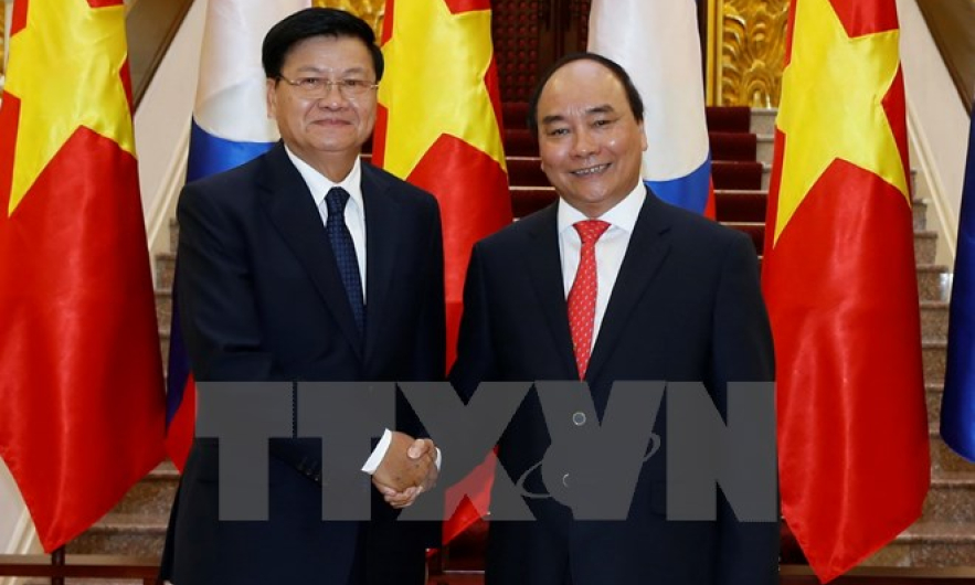 Thủ tướng Nguyễn Xu&acirc;n Ph&uacute;c đ&oacute;n, hội đ&agrave;m với Thủ tướng L&agrave;o