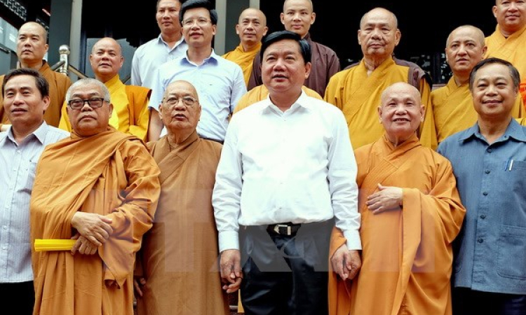 B&iacute; thư Đinh La Thăng thăm Gi&aacute;o hội Phật gi&aacute;o nh&acirc;n lễ Phật đản