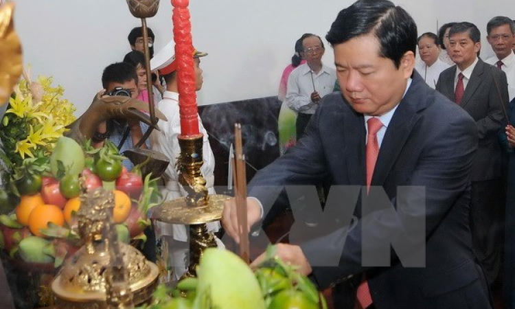 D&acirc;ng hương kỷ niệm 126 năm Ng&agrave;y sinh Chủ tịch Hồ Ch&iacute; Minh