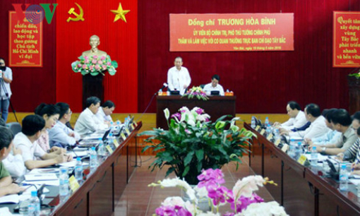 Ph&oacute; Thủ tướng Trương H&ograve;a B&igrave;nh l&agrave;m việc với Ban Chỉ đạo T&acirc;y Bắc