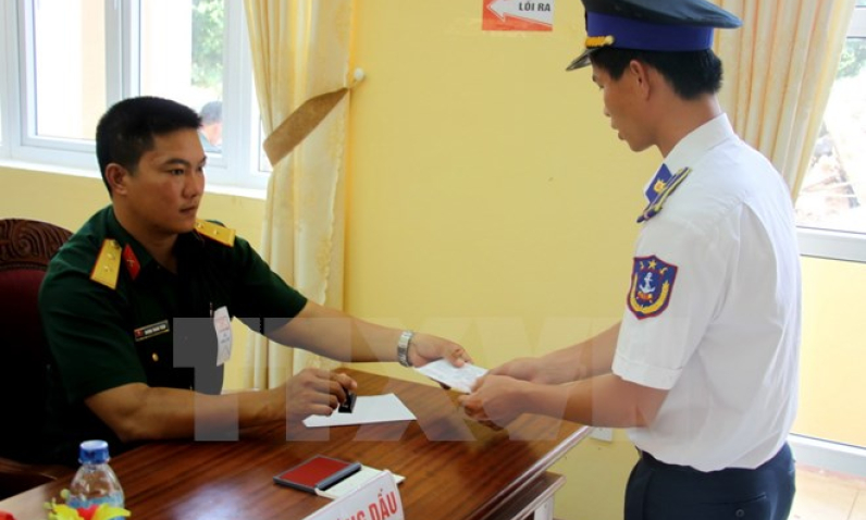 Những l&aacute; phiếu bầu cử sớm tr&ecirc;n biển đ&atilde; được đưa về đất liền