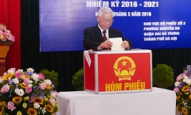 Tổng B&iacute; thư bỏ phiếu bầu cử tại quận Hai B&agrave; Trưng, H&agrave; Nội