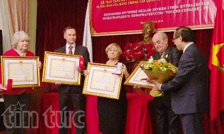 Những c&acirc;u n&oacute;i &ldquo;chinh phục tr&aacute;i tim&rdquo; của &ocirc;ng Obama khi thăm Việt Nam