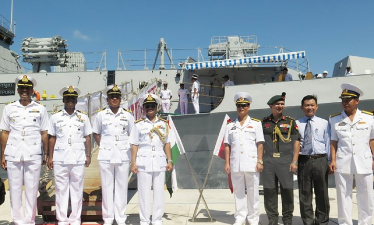 Hai t&agrave;u Hải qu&acirc;n Ấn Độ c&ugrave;ng 660 sỹ quan, thủy thủ cập cảng Cam Ranh