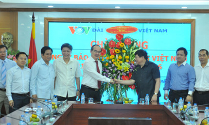 &Ocirc;ng Nguyễn Thiện Nh&acirc;n thăm v&agrave; ch&uacute;c mừng Đ&agrave;i Tiếng n&oacute;i Việt Nam