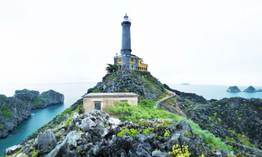 T&agrave;u du lịch ch&igrave;m tr&ecirc;n s&ocirc;ng H&agrave;n do qu&aacute; tải