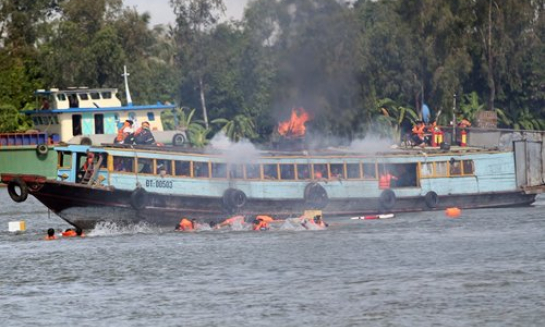 Hơn 500 cảnh s&aacute;t diễn tập cứu nạn, cứu hộ đường thủy