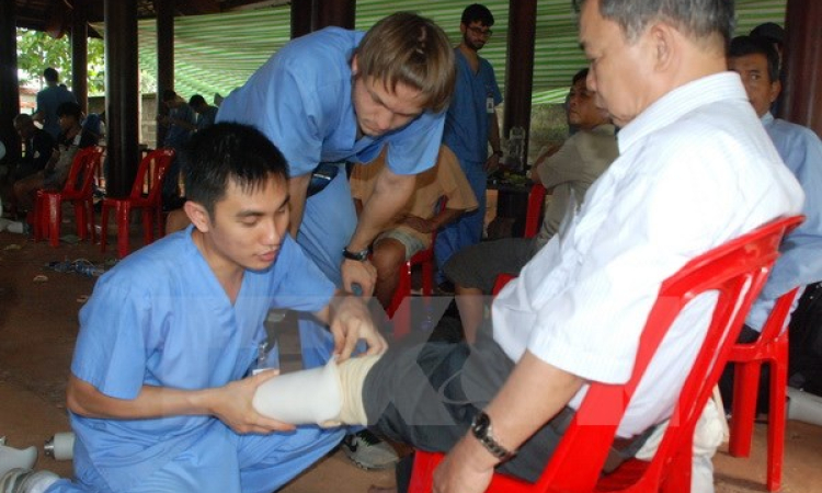 Thủ tướng tiếp Đo&agrave;n b&aacute;c sỹ thiện nguyện Đại học Mercer Hoa Kỳ