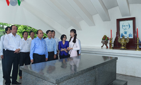 Thủ tướng d&acirc;ng hương tưởng niệm cụ Ph&oacute; bảng Nguyễn Sinh Sắc
