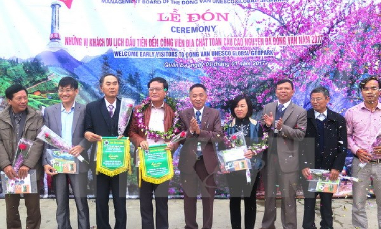 Đ&oacute;n những du kh&aacute;ch “x&ocirc;ng đất” Cao nguy&ecirc;n đ&aacute; Đồng Văn năm 2017