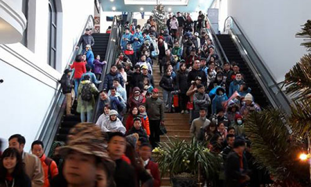 Mưa gi&oacute;, h&agrave;ng ngh&igrave;n du kh&aacute;ch vẫn leo Fansipan ng&agrave;y đầu năm