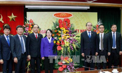 Đồng ch&iacute; Nguyễn Thiện Nh&acirc;n ch&uacute;c mừng ng&agrave;nh y tế nh&acirc;n Ng&agrave;y Thầy thuốc