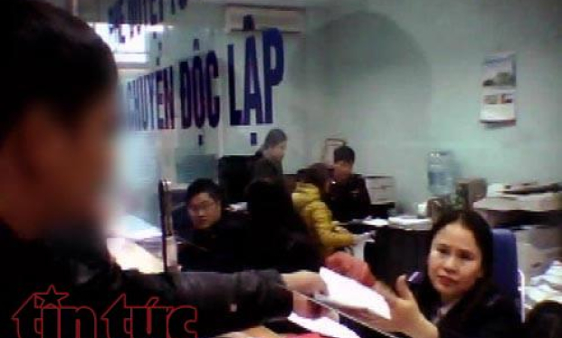 L&agrave;m r&otilde; th&ocirc;ng tin về 5 c&aacute;n bộ hải quan nhận tiền b&ocirc;i trơn