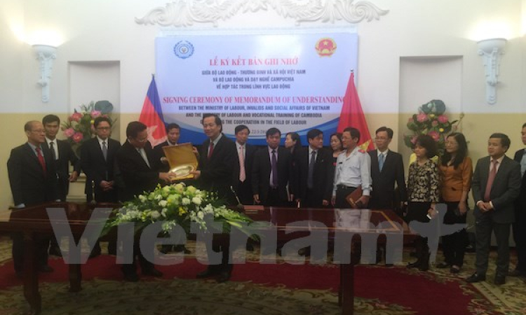 Việt Nam-Camphuchia k&yacute; kết bản ghi nhớ hợp t&aacute;c quản l&yacute; lao động di cư