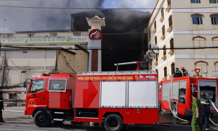 Vụ ch&aacute;y c&ocirc;ng ty may ở Cần Thơ: Ngọn lửa vẫn b&ugrave;ng ph&aacute;t dữ dội