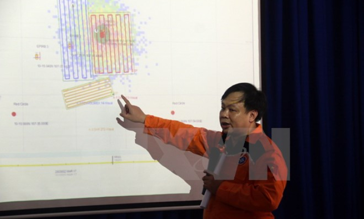 Đưa thi thể thuyền vi&ecirc;n đầu ti&ecirc;n của t&agrave;u Hải Th&agrave;nh 26-BLC về bờ