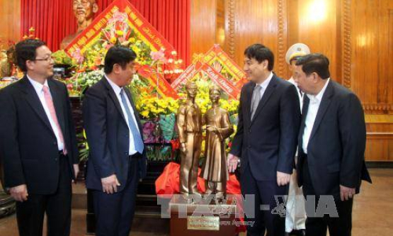 Tiếp nhận mẫu tượng Nguyễn Tất Th&agrave;nh – Nguyễn Sinh Sắc