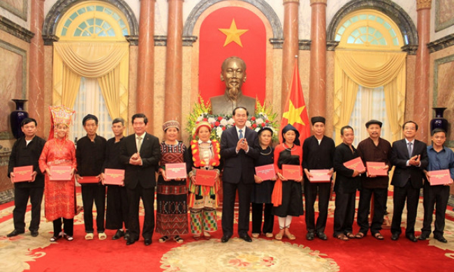 Chủ tịch nước gặp mặt Đo&agrave;n đại biểu gi&agrave; l&agrave;ng, trưởng bản ph&iacute;a Bắc