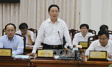 Bộ trưởng Trần Hồng H&agrave;: Sớm triển khai giai đoạn 2 Chương tr&igrave;nh nh&agrave; ở vượt lũ