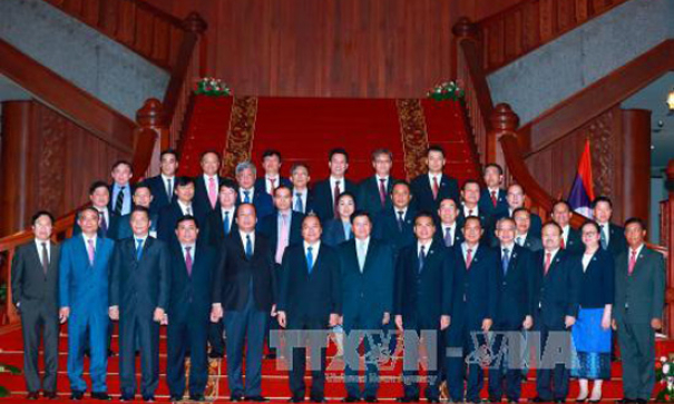 Thủ tướng Nguyễn Xu&acirc;n Ph&uacute;c hội đ&agrave;m với Thủ tướng L&agrave;o Thongloun Sisoulith