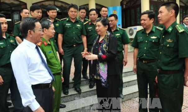 Ph&oacute; Chủ tịch Quốc hội T&ograve;ng Thị Ph&oacute;ng tiếp x&uacute;c cử tri tỉnh Sơn La