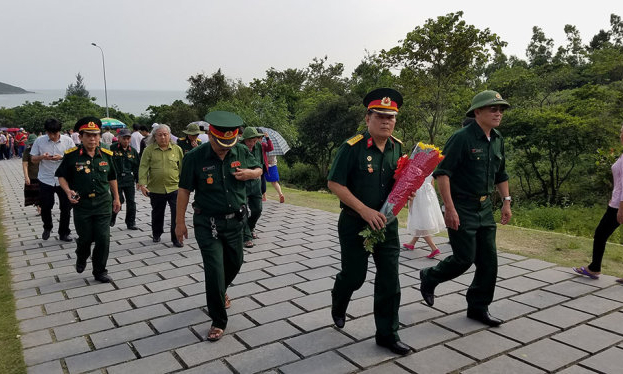 Du kh&aacute;ch đổ về viếng mộ Đại tướng V&otilde; Nguy&ecirc;n Gi&aacute;p