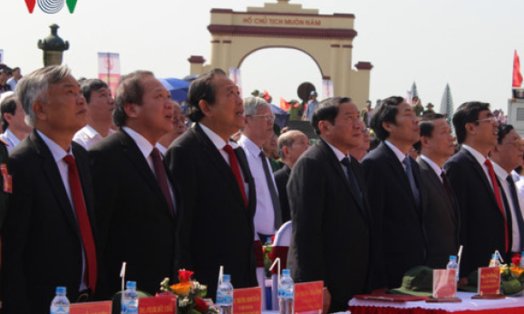 Ph&oacute; Thủ tướng Trương H&ograve;a B&igrave;nh dự lễ thượng cờ Ng&agrave;y hội thống nhất