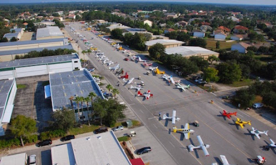 Thị trấn người d&acirc;n đi m&aacute;y bay ri&ecirc;ng để ăn s&aacute;ng ở Mỹ