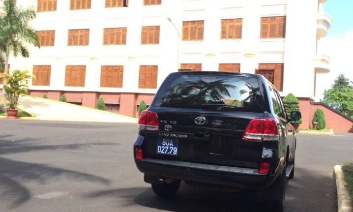 Đắk Lắk: Ng&acirc;n h&agrave;ng tặng Land Cruiser V8 đưa đ&oacute;n B&iacute; thư Tỉnh ủy