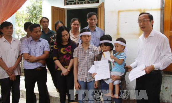 Thủ tướng tặng qu&agrave; cho c&aacute;c ch&aacute;u c&oacute; mẹ hiến tạng