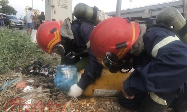 Hai đối tượng lạ vứt hai b&igrave;nh kh&iacute; cực độc c&oacute; thể g&acirc;y tử vong tr&ecirc;n đại lộ Phạm Văn Đồng